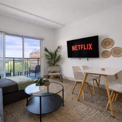 Uptown 4 Bed w Balcony Downtown, Parking
